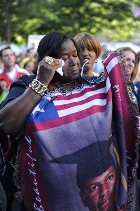 Mourners at NYC's 9/11 anniversary ceremony